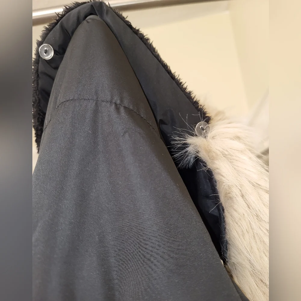 Women's XL Black hooded puffer coat fleece lined hood & removable faux fur trim.